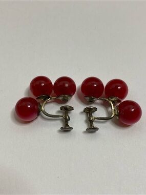 Vintage 1941 Richelieu Satinore Star Ruby Red Triple Bead Screw Back Earrings